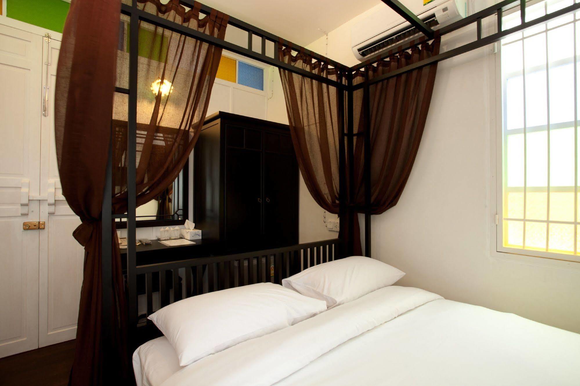 99 Oldtown Boutique Guesthouse Sha Extra Plus Phuket Екстериор снимка