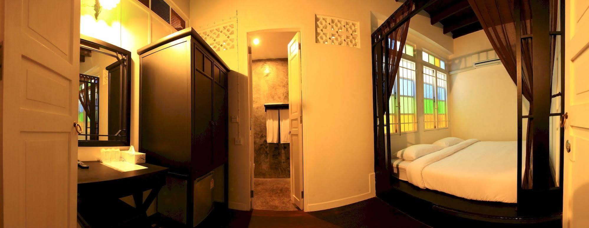 99 Oldtown Boutique Guesthouse Sha Extra Plus Phuket Екстериор снимка