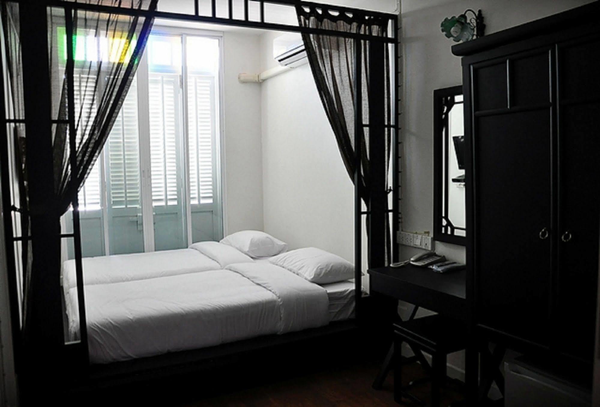 99 Oldtown Boutique Guesthouse Sha Extra Plus Phuket Екстериор снимка