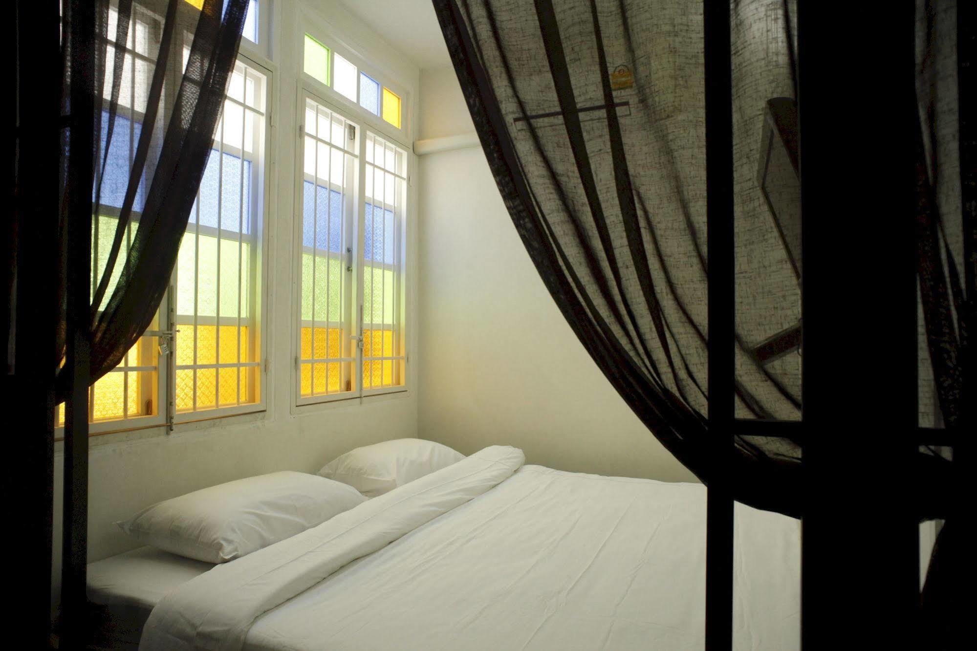 99 Oldtown Boutique Guesthouse Sha Extra Plus Phuket Екстериор снимка