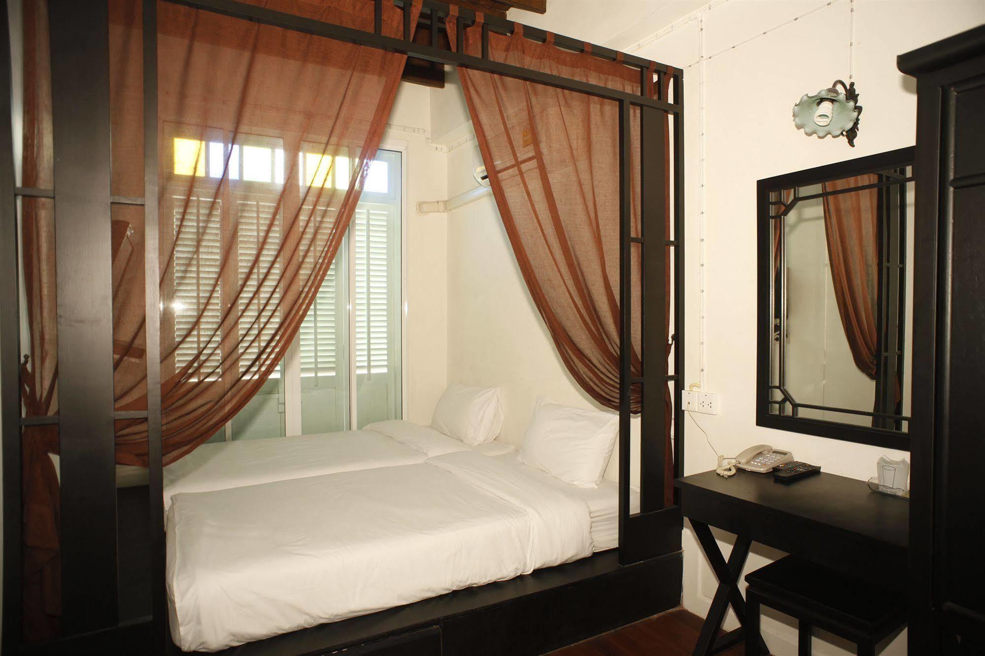 99 Oldtown Boutique Guesthouse Sha Extra Plus Phuket Екстериор снимка