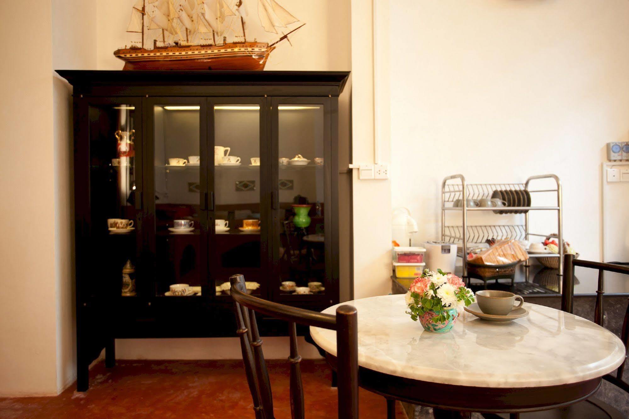 99 Oldtown Boutique Guesthouse Sha Extra Plus Phuket Екстериор снимка