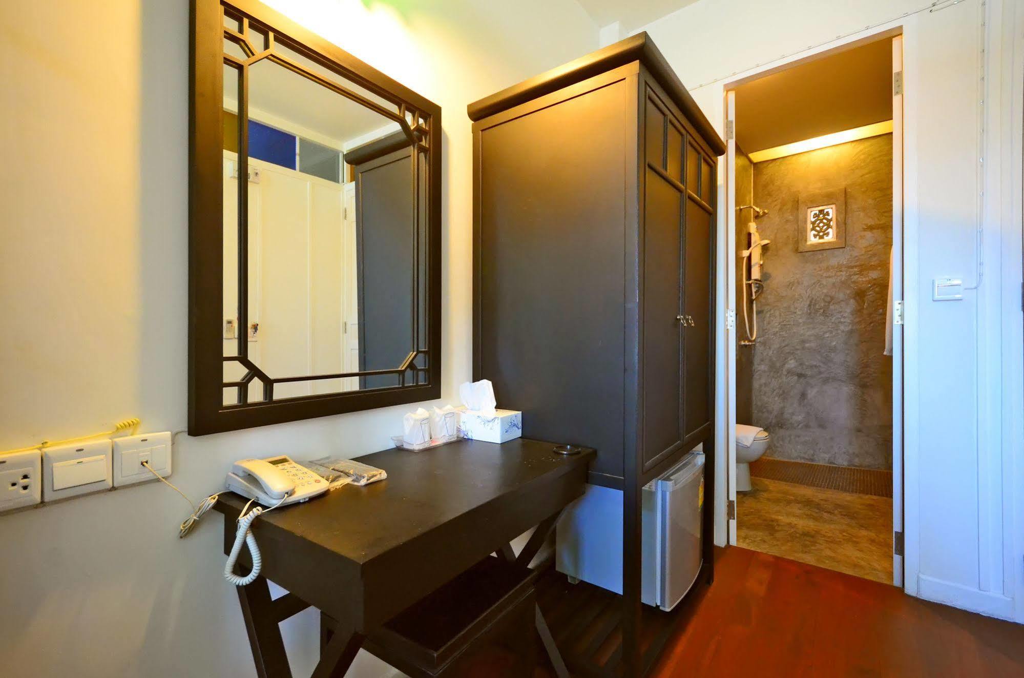 99 Oldtown Boutique Guesthouse Sha Extra Plus Phuket Екстериор снимка