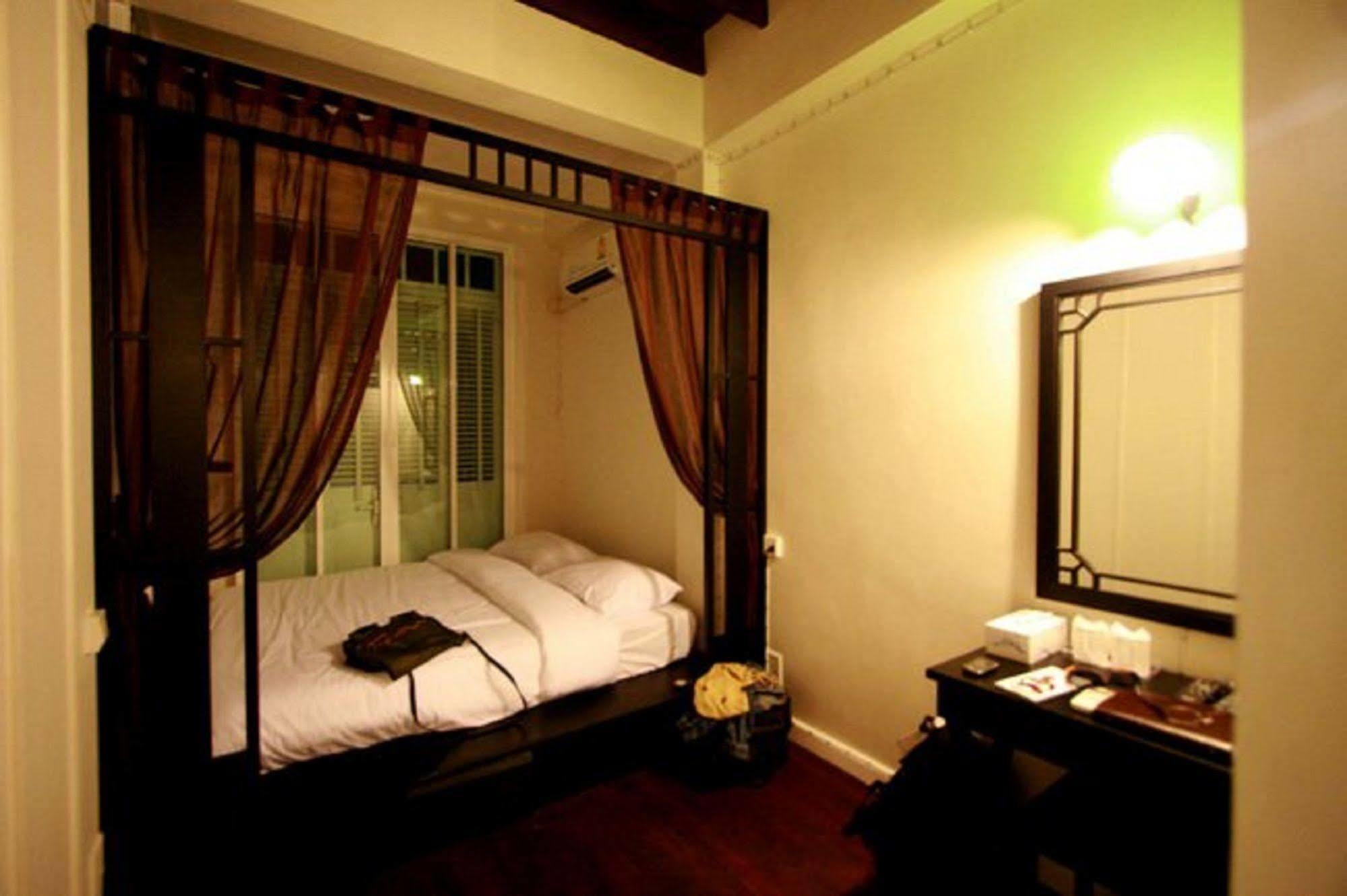 99 Oldtown Boutique Guesthouse Sha Extra Plus Phuket Екстериор снимка